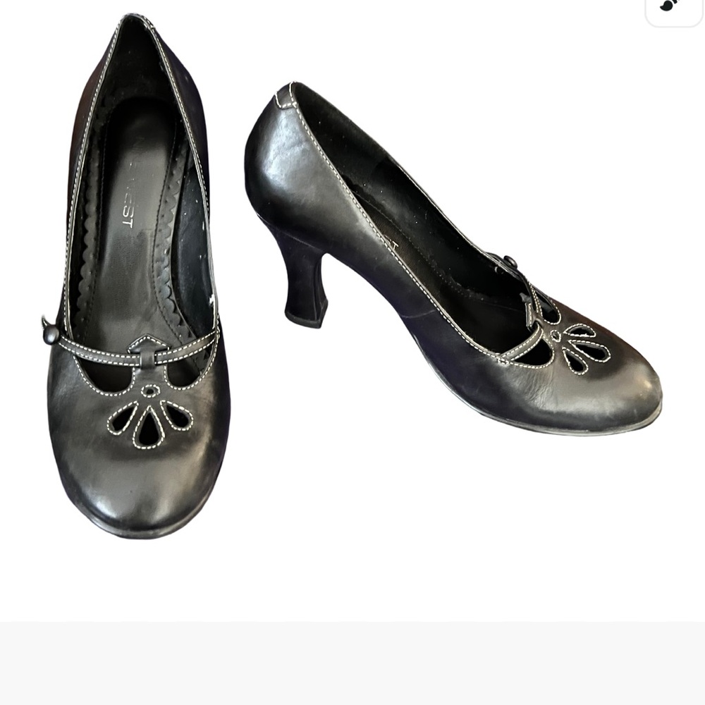 Nine West Black Leather Round Toe Heels size 6.5!